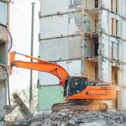 В Актау снесли жилой комплекс с проданными квартирами