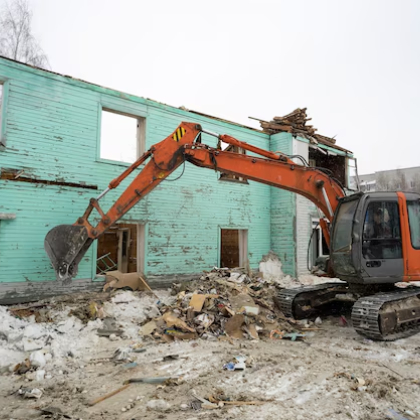 В Алматинской области снесли незаконно построенное здание