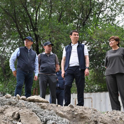 Дархан Сатыбалды проверил благоустройство, школы и реновацию в Жетысуском районе