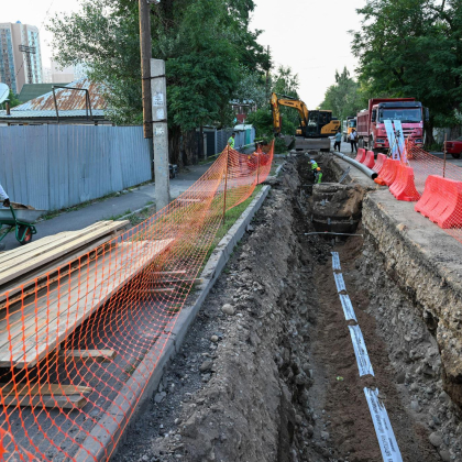 В Алмалинском районе строят новые сети водоотведения и завершают ремонт поликлиники
