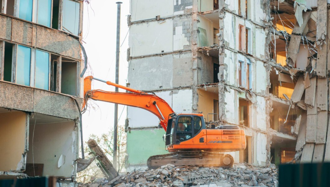 В Актау снесли жилой комплекс с проданными квартирами