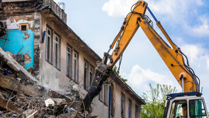 В Алматы снесли строящийся объект