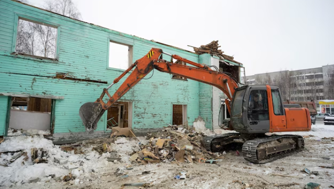 В Алматинской области снесли незаконно построенное здание