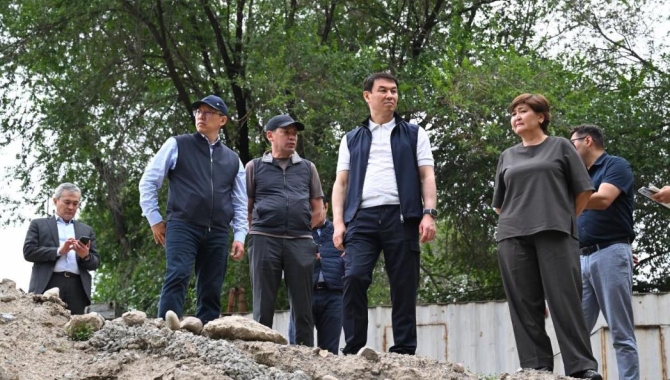 Дархан Сатыбалды проверил благоустройство, школы и реновацию в Жетысуском районе