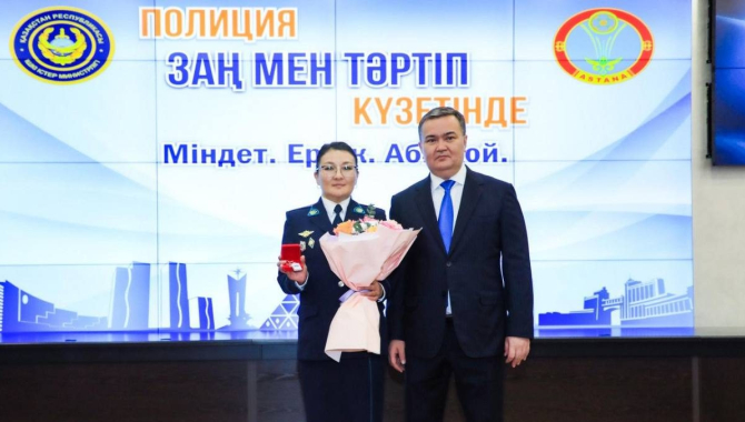 Полицейским Астаны вручили квартиры за образцовую службу